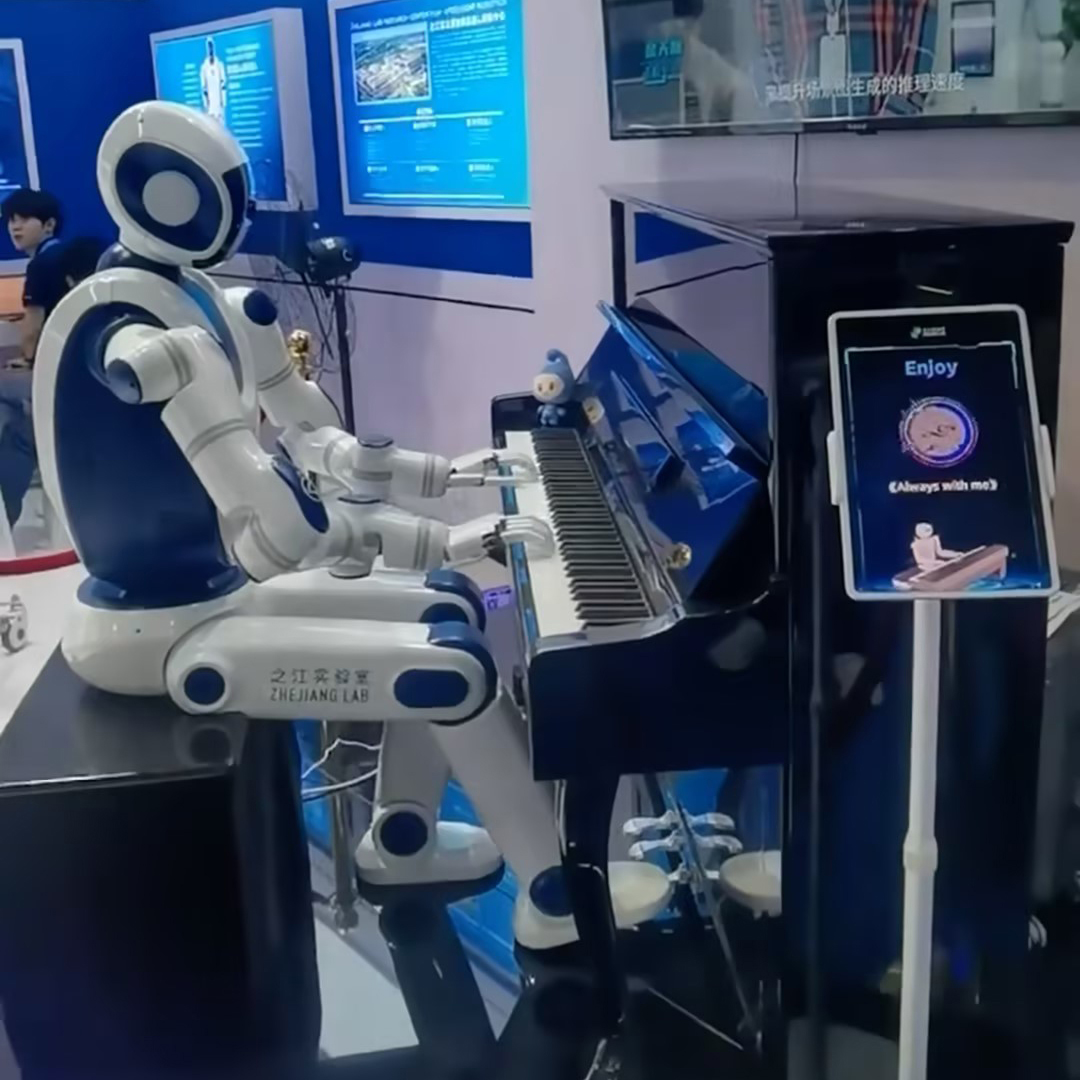 機(jī)器人在峰會現(xiàn)場彈奏鋼琴