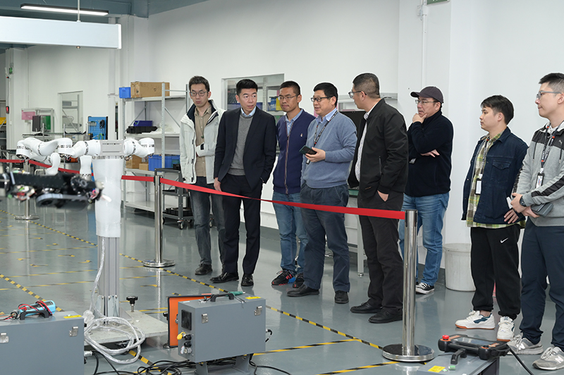 觀摩泰科雙臂機(jī)器人