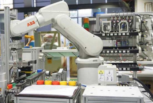 What are the competitive advantages of each of the four industrial robots families?